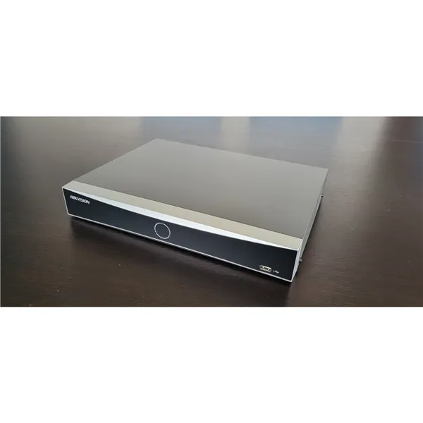 DS-7608NXI-K1(D) - Poškozený obal